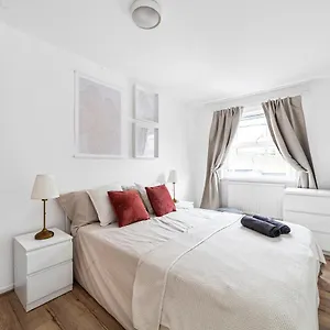 Arte - 3-bedroom Bright House London, Haggerston, Garden, Parking, 8 Min Walk To Haggerston Station, Weekly Or Monthly Stays, Serviced - 7 Guests Hébergement de vacances
